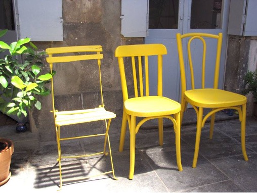 3 scaune vopsite in galben