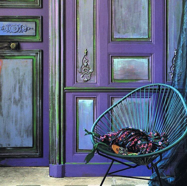 scaun si usa vopsita in violet patinat