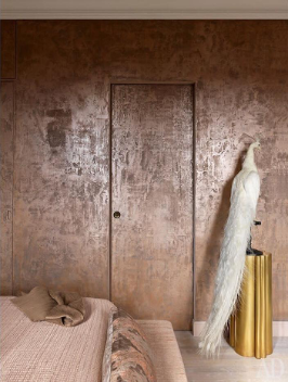 dormitor glamour cu perete roz vopsea decorativa
