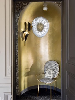 perete inramat vopsut cu vopsea decorativa aurie