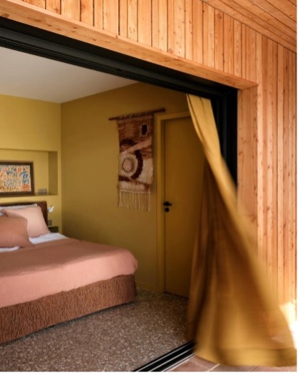 perete dormitor vopsit galben 