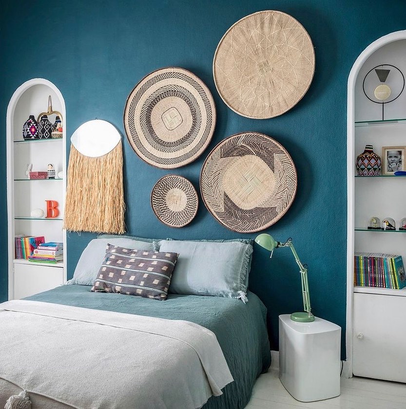 dormitor albastru cu decoratiuni pe peperete
